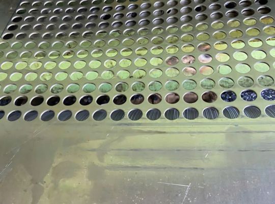 lưới inox đục lỗ tròn