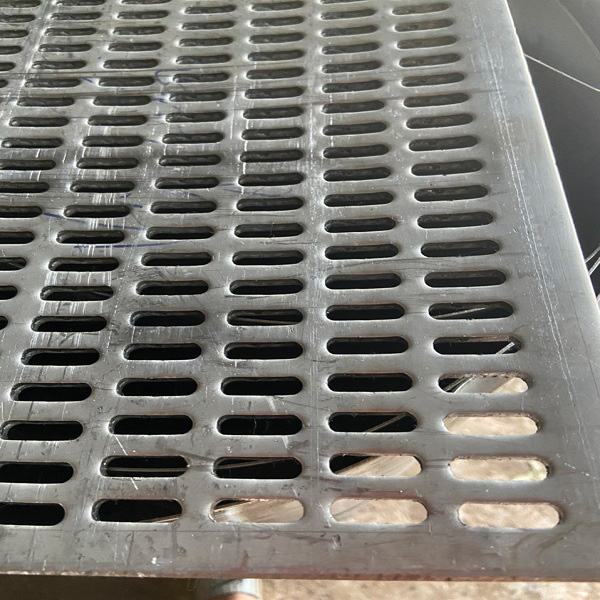 tấm tôn đục lỗ