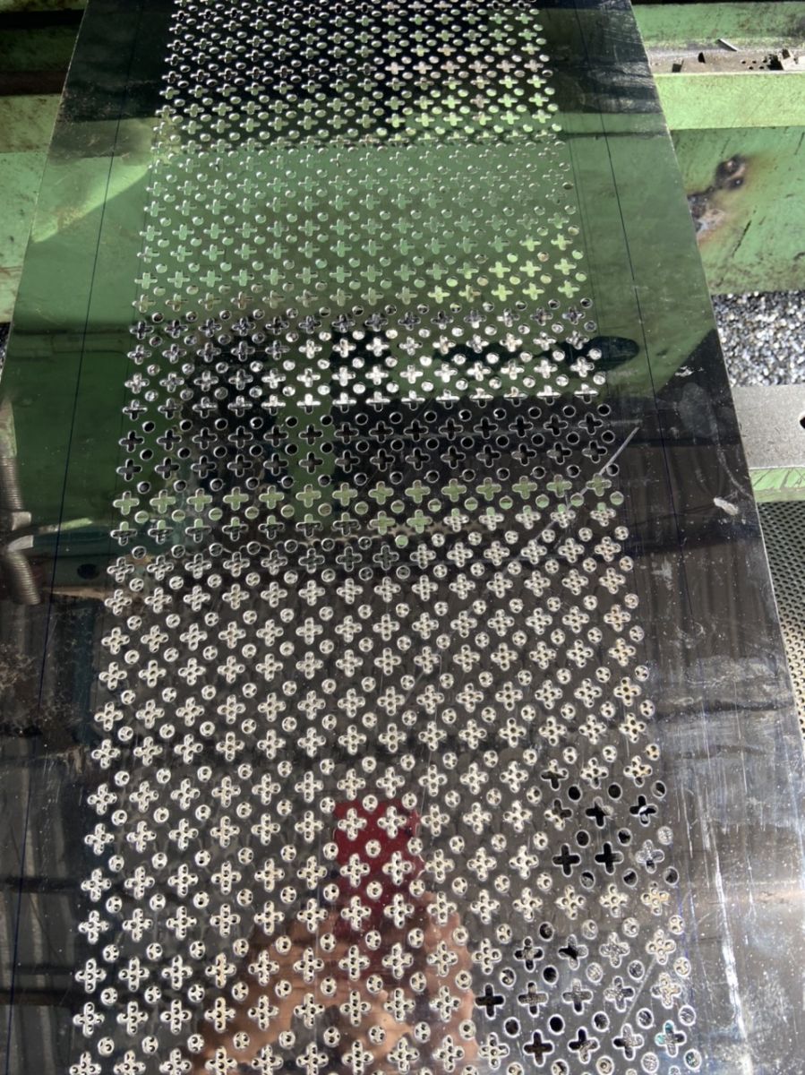 tôn đục lỗ giá rẻ